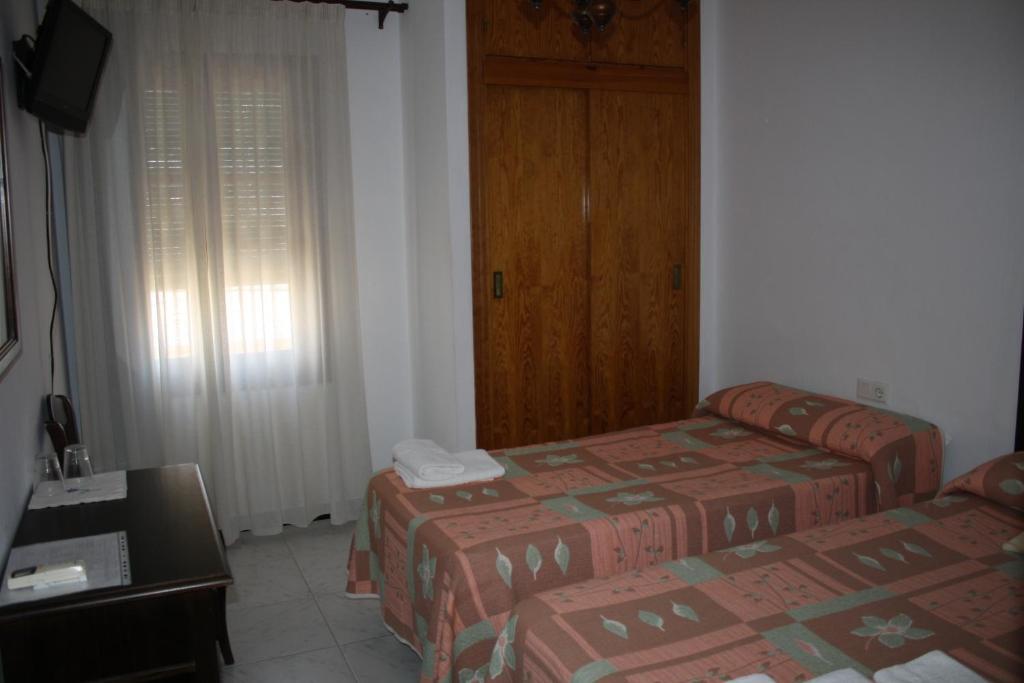 Hostal Torre De Guzman كونيل ذي لا فرونتيرا الغرفة الصورة
