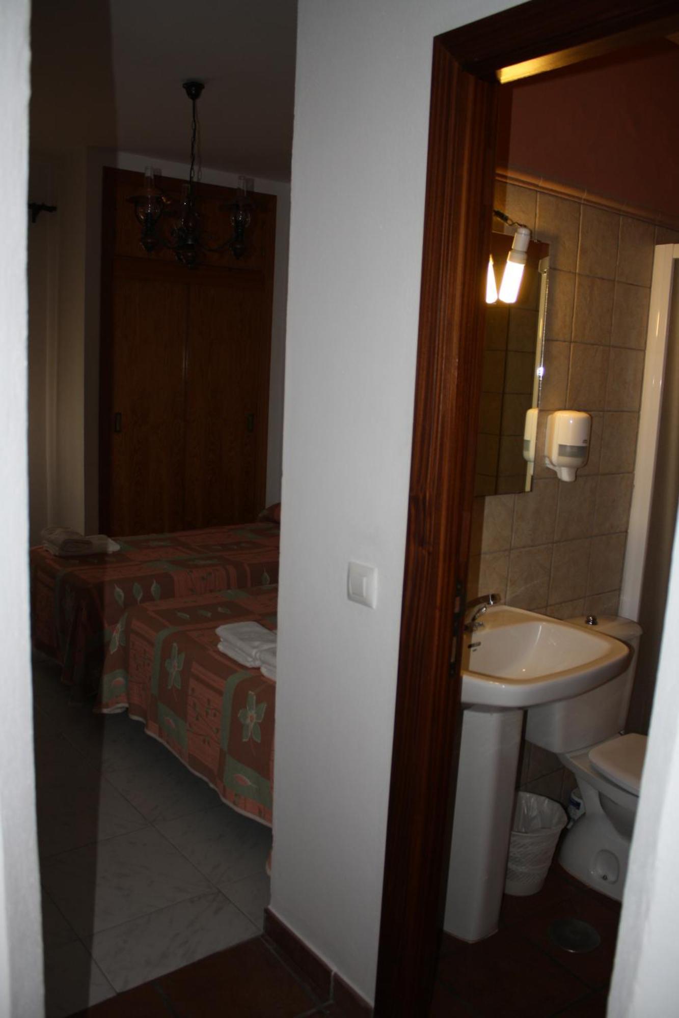 Hostal Torre De Guzman كونيل ذي لا فرونتيرا المظهر الخارجي الصورة