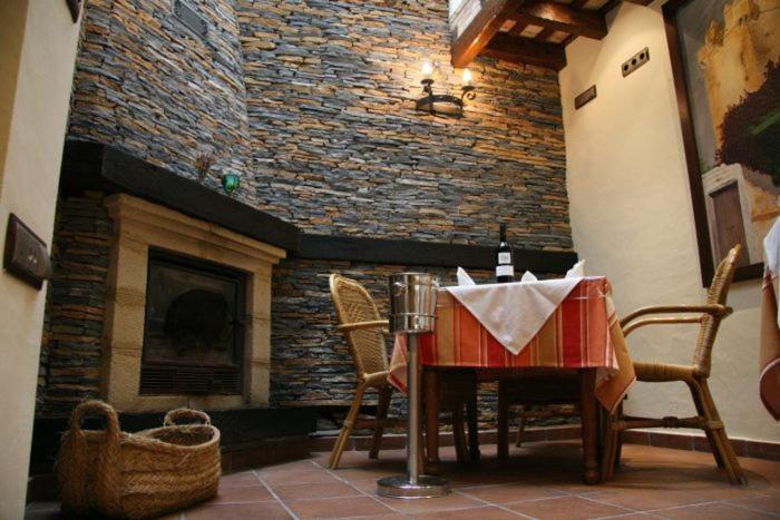 Hostal Torre De Guzman كونيل ذي لا فرونتيرا المظهر الخارجي الصورة