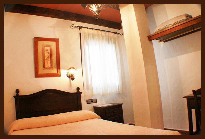 Hostal Torre De Guzman كونيل ذي لا فرونتيرا المظهر الخارجي الصورة