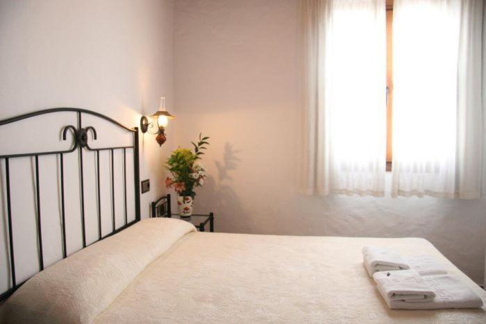Hostal Torre De Guzman كونيل ذي لا فرونتيرا الغرفة الصورة