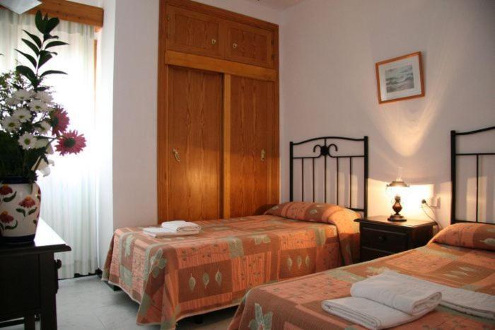 Hostal Torre De Guzman كونيل ذي لا فرونتيرا الغرفة الصورة